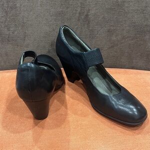 Born Black Leather Chunky Heel shoes size 8 US